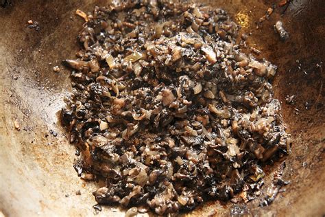 duxelles gombapép készítése serpenyőben