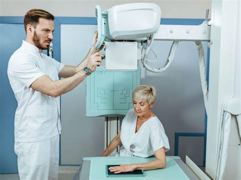 Ortopédiai vizsgálat és diagnosztika illusztrációja rendelői környezetben