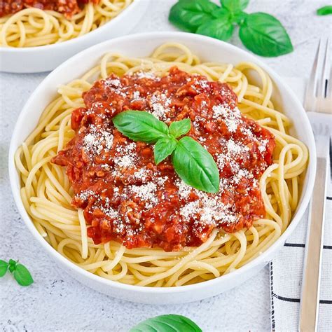 Tányér spagetti bolognaise szósszal, tetején reszelt parmezán