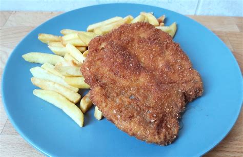 Rántott karaj szezámmagos bundában tálalva, édesburgonya chipsszel