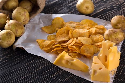 Házi készítésű édesburgonya és sárga burgonya chips