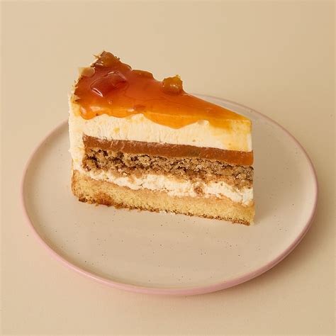 Tortaszelet vaníliás pudingkrémmel és gyümölccsel