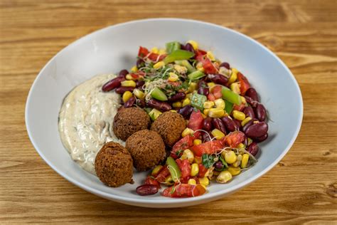 Falafel golyók friss zöldségekkel és hummusszal