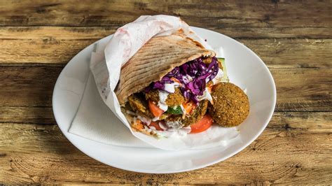 Sült falafel golyók pitában