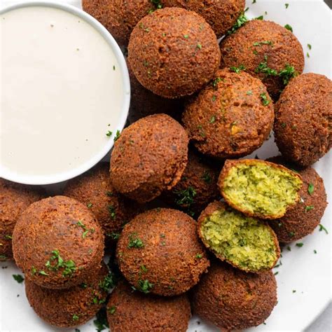 Különböző falafel szószok