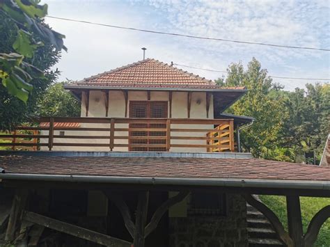 Nyaraló falu látképe