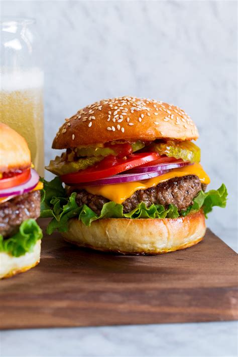 hamburger sütése grillen
