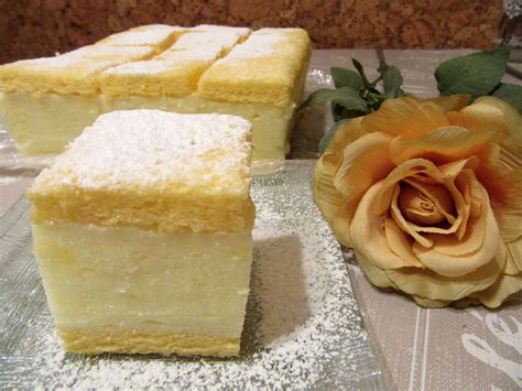 Tortaforma sütőpapírral bélelt piskótatésztával