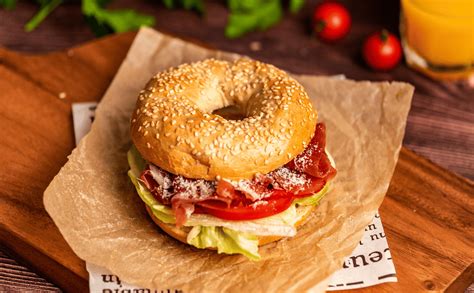 Egy frissen készült bagel szendvics a Félegyházi Pékségből