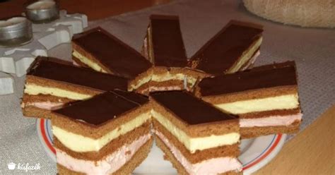 Csokimázas sütemény szeletelés előtt