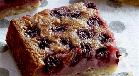 egy szelet gluténmentes meggyes pite