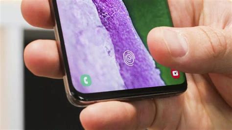 Mobiltelefon képernyője egy beérkező hívással