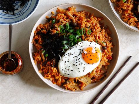 Kimchi és rizs tálalása