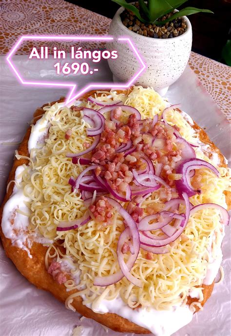 Kész lángos tányéron