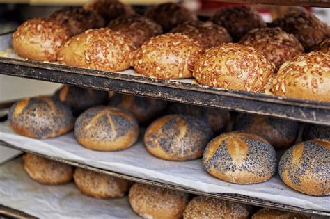 Különböző típusú kenyerek és péksütemények