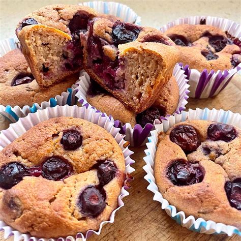 Frissen sült áfonyás muffinok