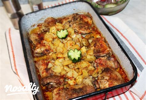 Fűszerezett sertéshúsok tepsiben