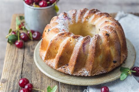 Mázas meggyes kuglóf szeletelve