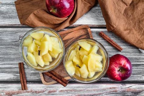 Házilag készített almakompót befőttesüvegben