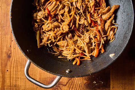 Wokban piruló csirkekockák