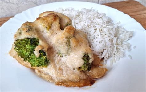 Kész csirkemell stir-fry tálalva rizzsel