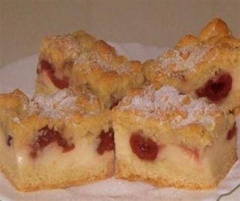 Hagyományos meggyes-pudingos sütemény szeletelés közben