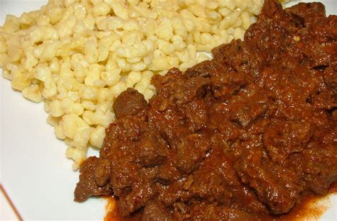 Szarvaspörkölt aszalt szilvával és vörösborral