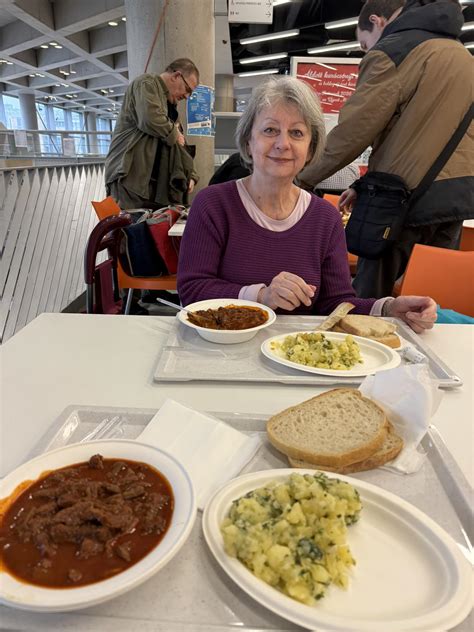 Pacalpörkölt tállal és friss kenyérrel
