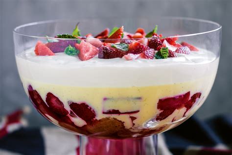 Trifle torta idénygyümölcsökkel
