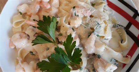 friss petrezselyemmel díszített garnélás tészta