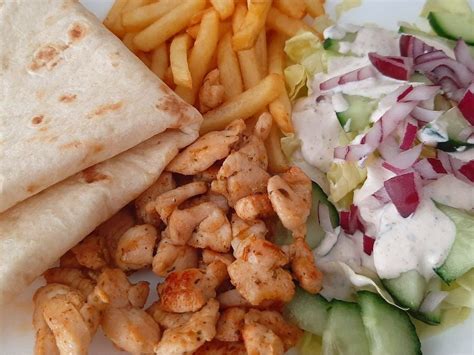 Összehajtott házi csirke gyros wrap