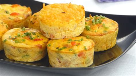 Muffin formában sült fasírtok a konyhaasztalon