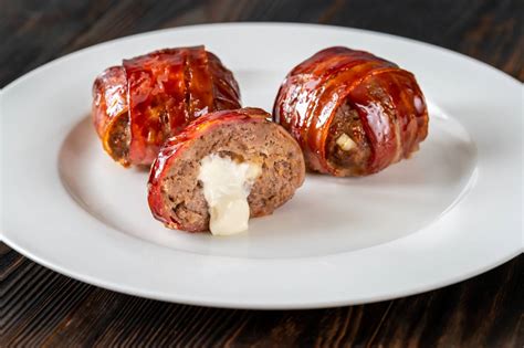 Baconbe tekert mozzarellás fasírt muffin friss fűszerekkel