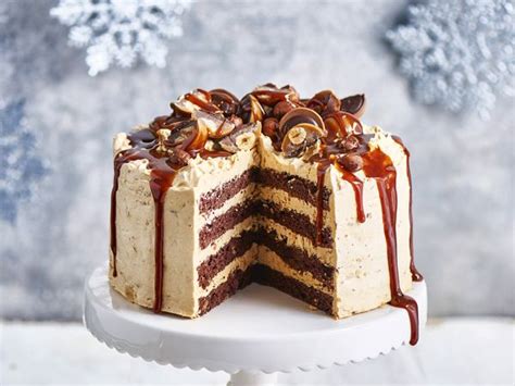 Csokoládés-mogyorós torta egy szelete kávéval