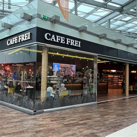 Egy ideális CAFE FREI kávézó külső megjelenése forgalmas utcán
