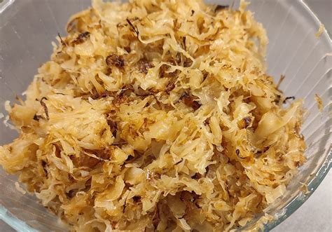 Savanyú káposzta pirul a serpenyőben