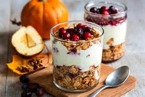 granola joghurttal és gyümölccsel