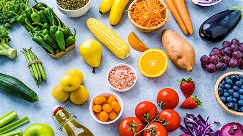 színes zöldségek a wokban