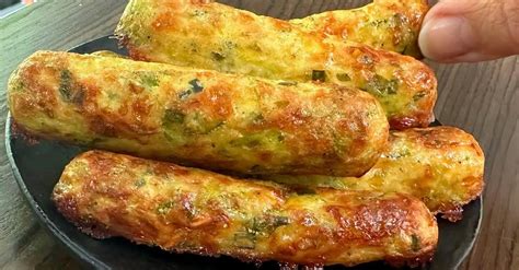 friss zöldfűszerekkel dúsított cukkinis-sajtos massza előkészítése