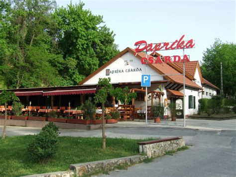 A Paprika Csárda emblémája és egy neonreklám