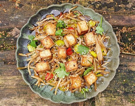 különböző zöldségek és tofu wokban