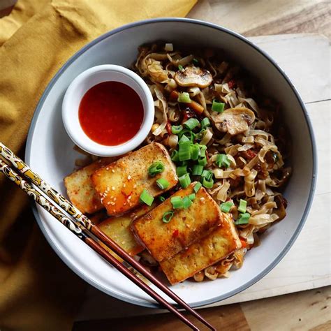 szeletelt tofu, amit egy serpenyőben pirítanak