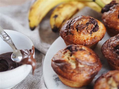 Nutellás muffinok egy tányéron