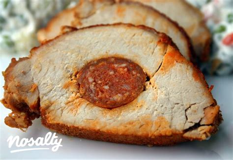 A kolbásszal töltött karaj szeletelve, látható a kolbász a közepén