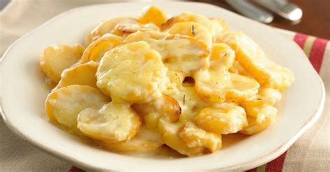 Cheddar sajtos sült krumpli leves apróra vágott újhagymával