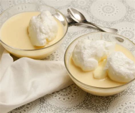 Madártej tálalva kristálypohárban