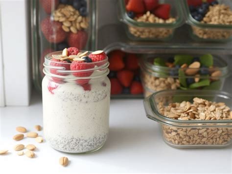 Chia magok és a belőlük készült puding tálban