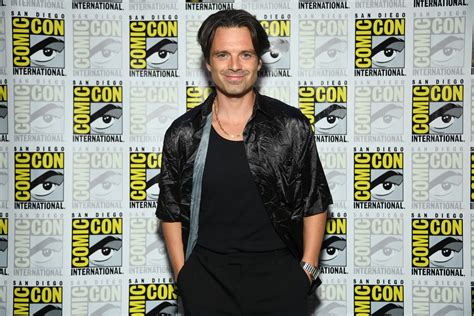 Sebastian Stan egy gondolkodó pózban