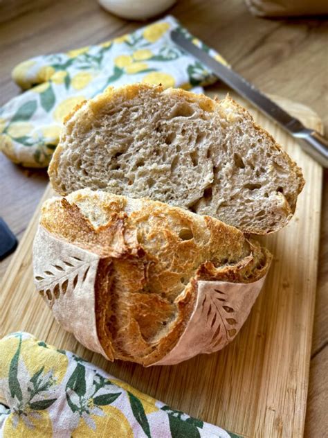 Kovászos kenyér dagasztása