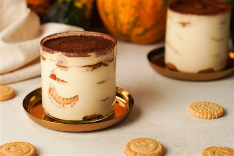 Tiramisu pohárban, kakaóporral meghintve